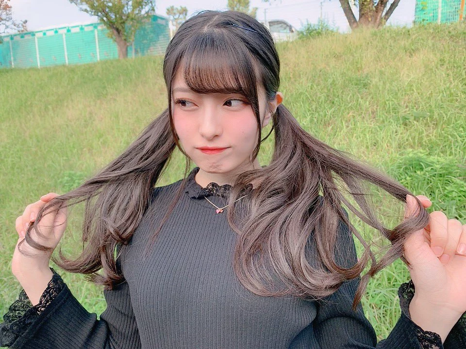 日本一众正妹齐齐换上紧身冷衫 性感庆祝针织衫之日