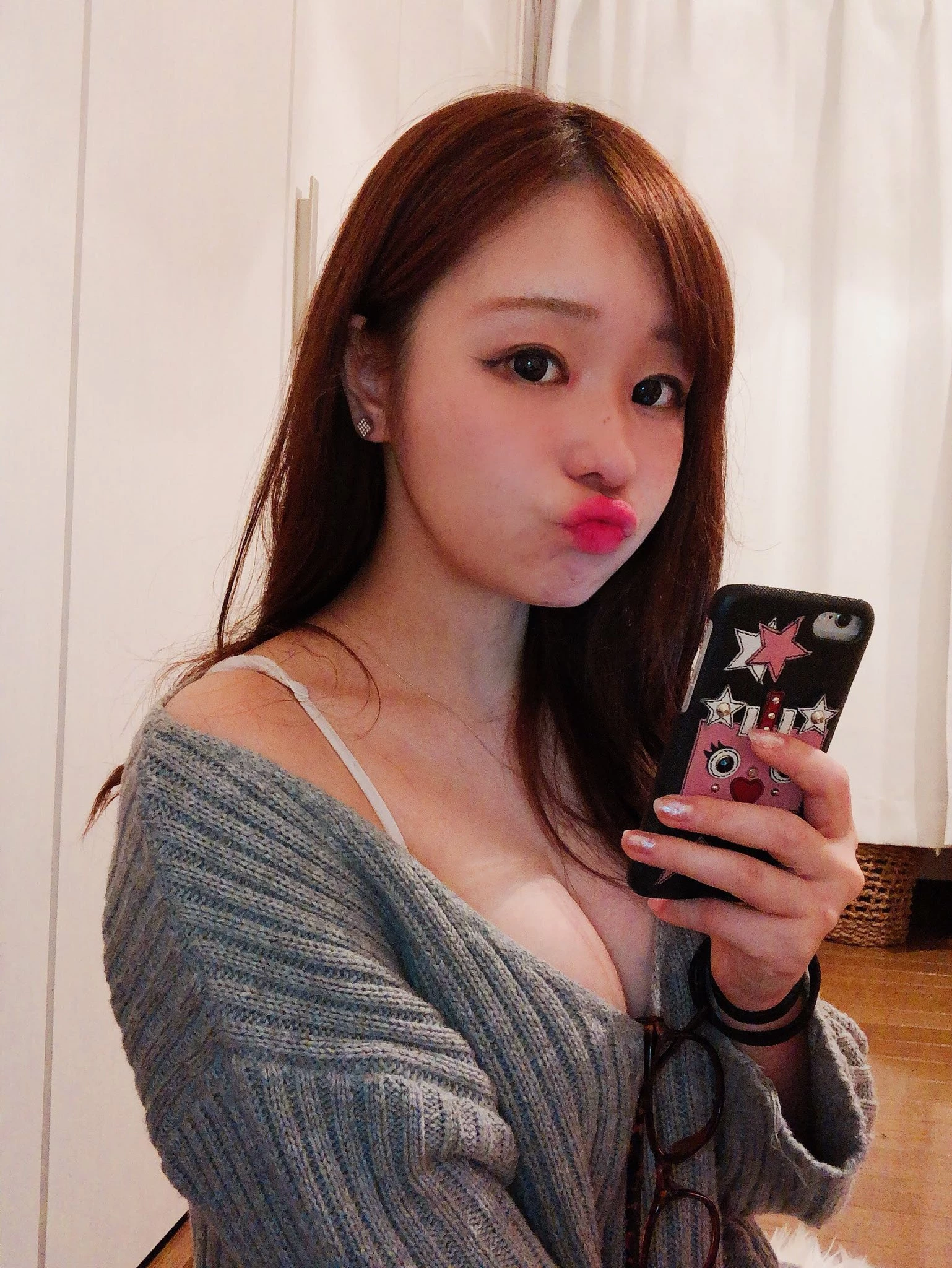 日本一众正妹齐齐换上紧身冷衫 性感庆祝针织衫之日